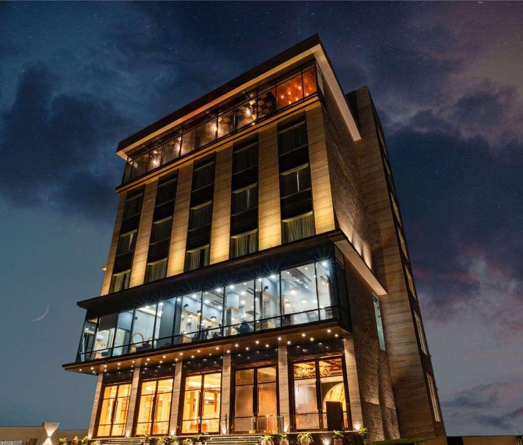 Clarion Hotel Epicure Dehradun Exteriör bild